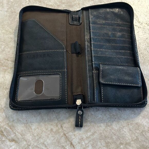 FOSSIL Leather Passport Wallet - Picture 4 of 5